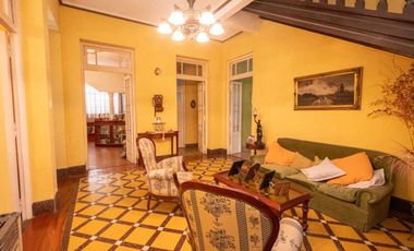 TRADICIONAL CASA DE CATEGORIA SOBRE AV. GRAL PAZ