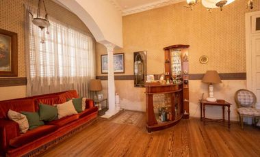 TRADICIONAL CASA DE CATEGORIA SOBRE AV. GRAL PAZ