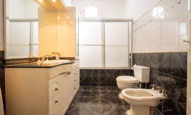 TRADICIONAL CASA DE CATEGORIA SOBRE AV. GRAL PAZ