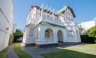 TRADICIONAL CASA DE CATEGORIA SOBRE AV. GRAL PAZ