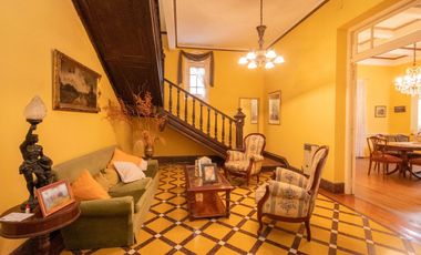 TRADICIONAL CASA DE CATEGORIA SOBRE AV. GRAL PAZ