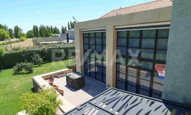 VENTA CASA 4 DORMITORIOS - B° PRIVADO COSTA NOGAL