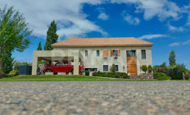 VENTA CASA 4 DORMITORIOS - B° PRIVADO COSTA NOGAL