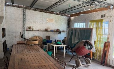 VENTA CASA DOS DORMITORIOS - BARRIO OESTE
