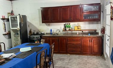 VENTA CASA DOS DORMITORIOS - BARRIO OESTE