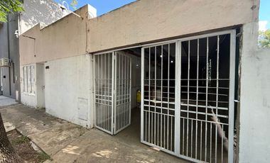 VENTA CASA DOS DORMITORIOS - BARRIO OESTE