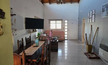CASA EN VENTA - 2 DORMITORIOS -BARRIOS LAS TARDES