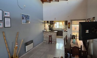 CASA EN VENTA - 2 DORMITORIOS -BARRIOS LAS TARDES