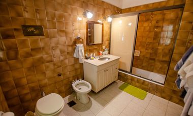 CHALET INGLES EN VENTA EN ADROGUE DE CATEGORIA