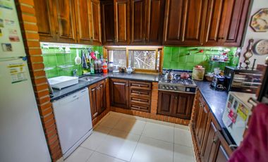CHALET INGLES EN VENTA EN ADROGUE DE CATEGORIA