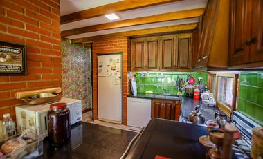 CHALET INGLES EN VENTA EN ADROGUE DE CATEGORIA