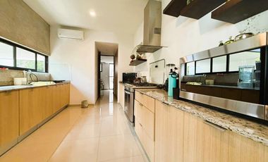 Residencia en Venta en San José Tulipanes, Amenidades Premium y alberca privada