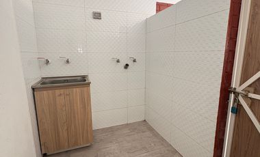 SE ARRIEDA AMPLIA CASA COCINA TOTALMENTE EQUIPADA