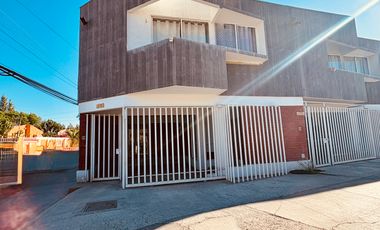 SE ARRIEDA AMPLIA CASA COCINA TOTALMENTE EQUIPADA