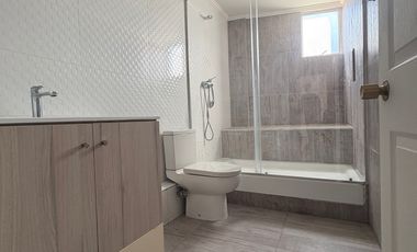 SE ARRIEDA AMPLIA CASA COCINA TOTALMENTE EQUIPADA