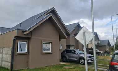 ARRIENDO CASA EN CONDOMINIO DE TRES DORMITORIOS EN TCO