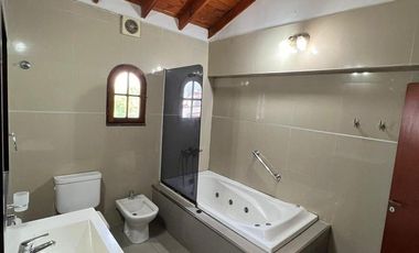 VENTA CASA DOS PLANTAS MUY BUENA CONSTRUCCIÓN * CASEROS * ZONA OESTE