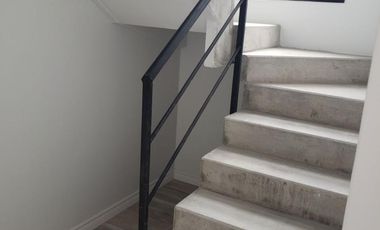 Departamento de 3 ambientes. A 300 metros de la Panamericana ramal Pilar, km 57, sin expensas.