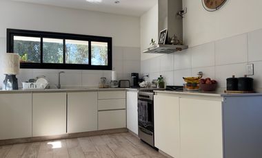 Casa en venta barrio Garin Chico-5 amb-Pileta.