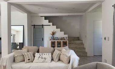 Casa en venta barrio Garin Chico-5 amb-Pileta.
