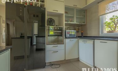 4 DORMITORIOS, ESCRITORIO y AREA SERVICIO.