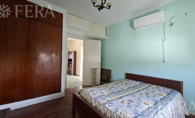 Venta casa para dos familias con jardín en Wilde