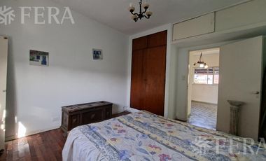 Venta casa para dos familias con jardín en Wilde