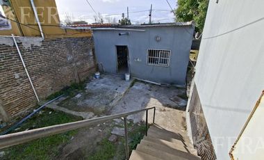 Venta casa para dos familias con jardín en Wilde