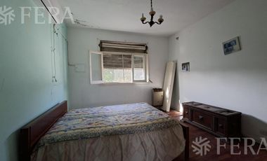Venta casa para dos familias con jardín en Wilde