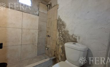 Venta casa para dos familias con jardín en Wilde