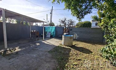 Venta casa para dos familias con jardín en Wilde