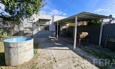 Venta casa para dos familias con jardín en Wilde