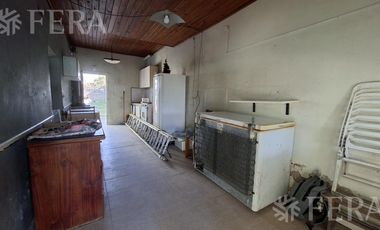 Venta casa para dos familias con jardín en Wilde