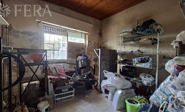 Venta casa para dos familias con jardín en Wilde