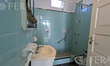 Venta casa para dos familias con jardín en Wilde