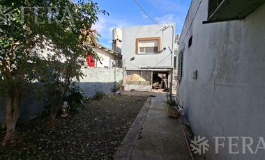 Venta casa para dos familias con jardín en Wilde