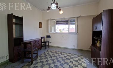 Venta casa para dos familias con jardín en Wilde