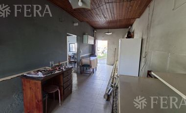 Venta casa para dos familias con jardín en Wilde