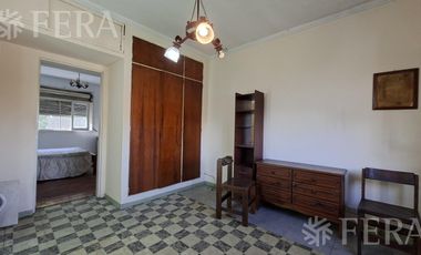Venta casa para dos familias con jardín en Wilde
