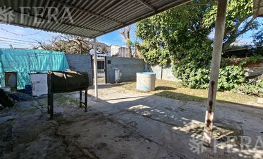Venta casa para dos familias con jardín en Wilde