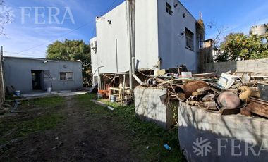Venta casa para dos familias con jardín en Wilde