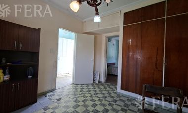 Venta casa para dos familias con jardín en Wilde