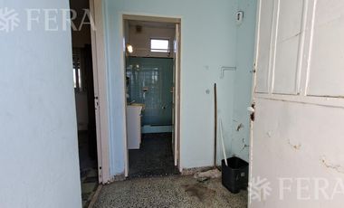 Venta casa para dos familias con jardín en Wilde
