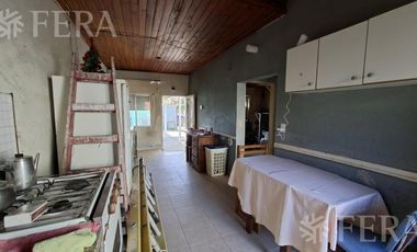 Venta casa para dos familias con jardín en Wilde