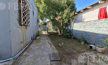 Venta casa para dos familias con jardín en Wilde