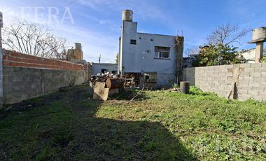 Venta casa para dos familias con jardín en Wilde