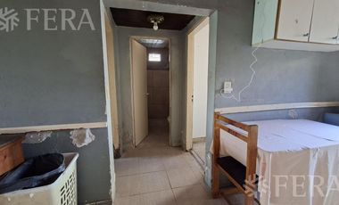 Venta casa para dos familias con jardín en Wilde