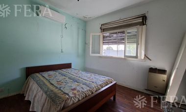 Venta casa para dos familias con jardín en Wilde
