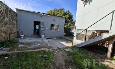 Venta casa para dos familias con jardín en Wilde