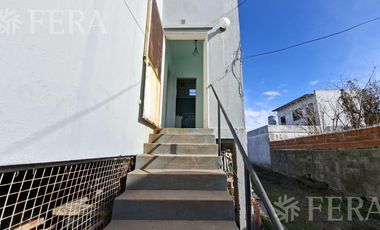 Venta casa para dos familias con jardín en Wilde